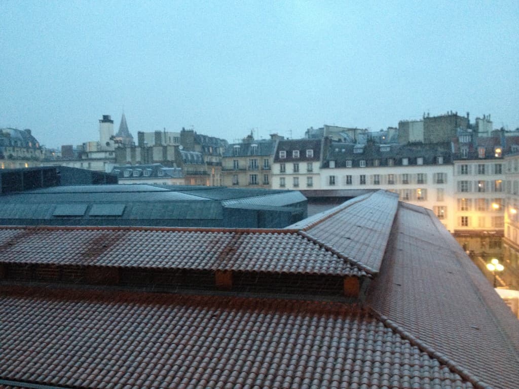 la neige commence à tenir dans Paris