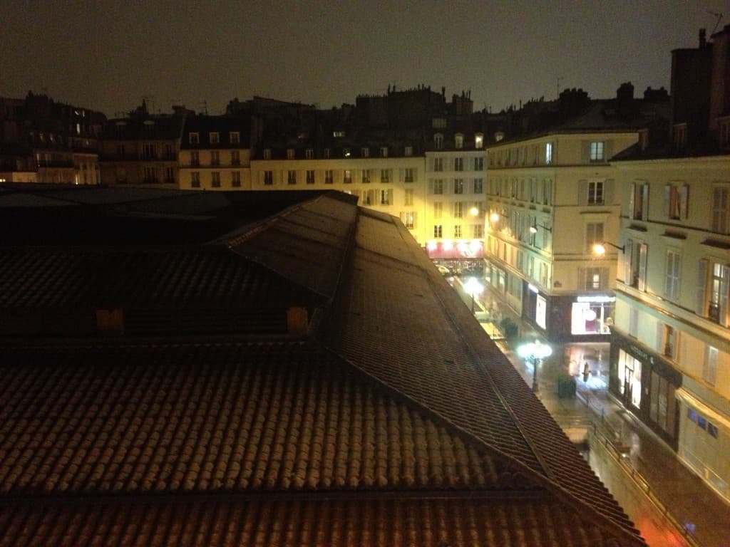 La neige tient à peine sur les toits 