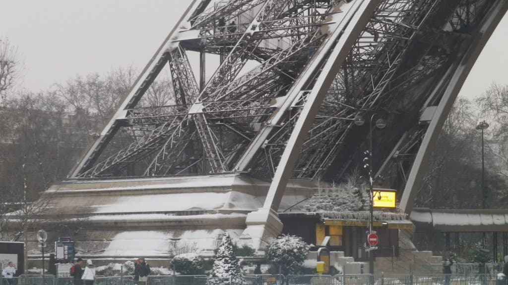 la Tour Eiffel enneigée