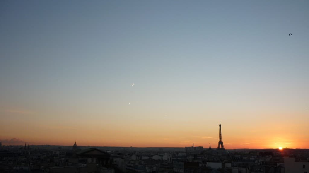LA VIELLE DAME ECLAIRANT LE MONDE