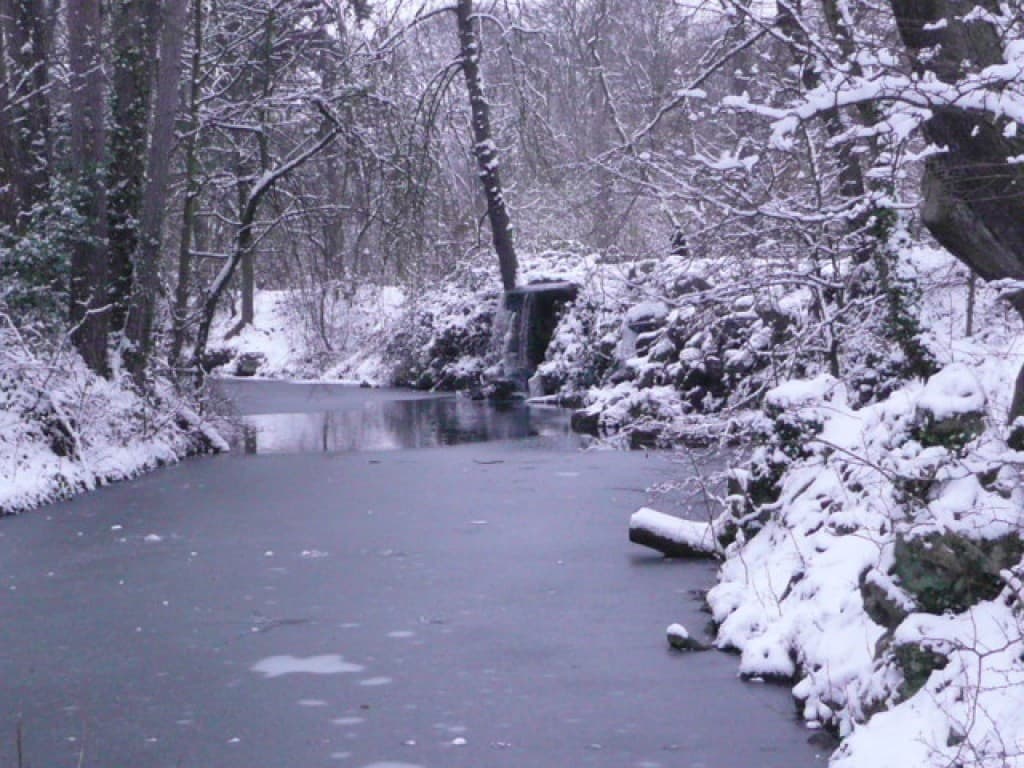 Lac des Minimes, cascade et glace fine