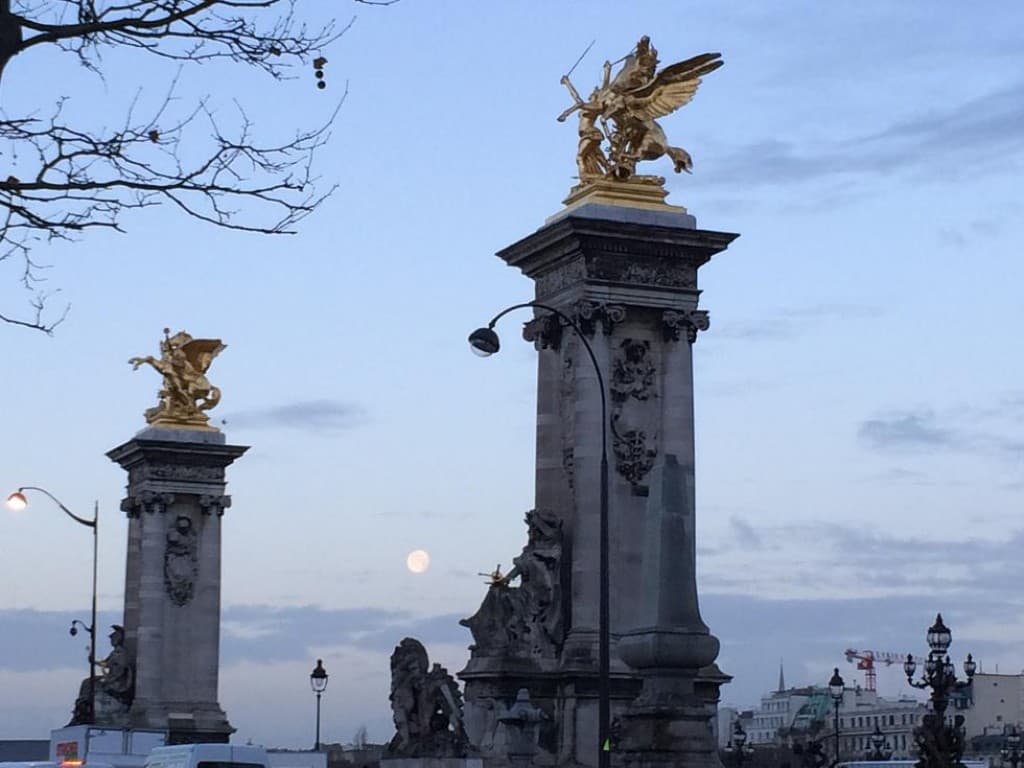Le ciel se dégage et la lune se couche