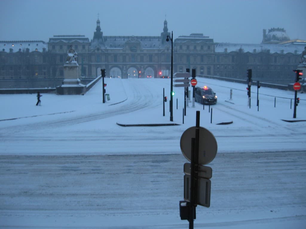 Le louvre sous la neige