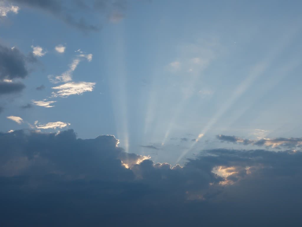 Le soleil joue a cache cache
