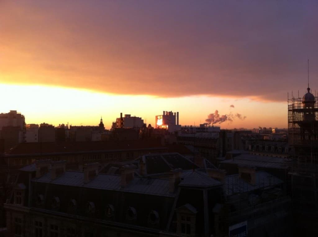 Le soleil se lève sur paris