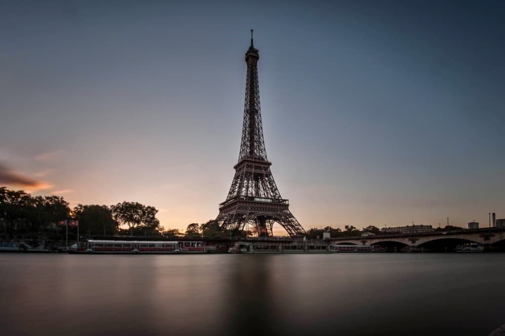 Lever de soleil sur la tour Eiffel