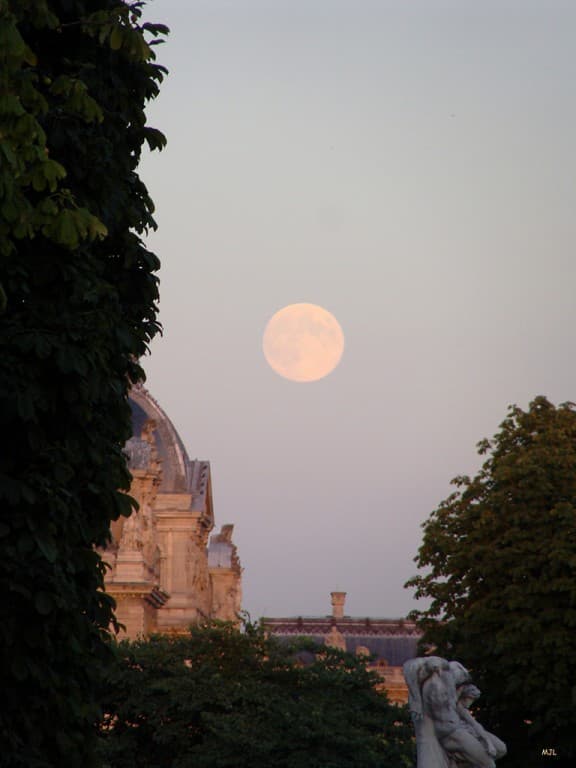 Pleine lune sur le Musée du Louvre (MJL)