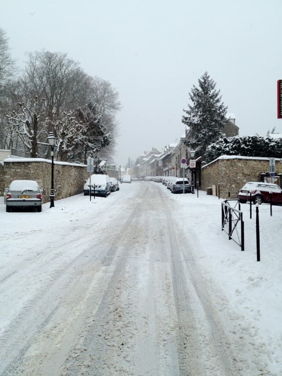 Rue principale enneigée
