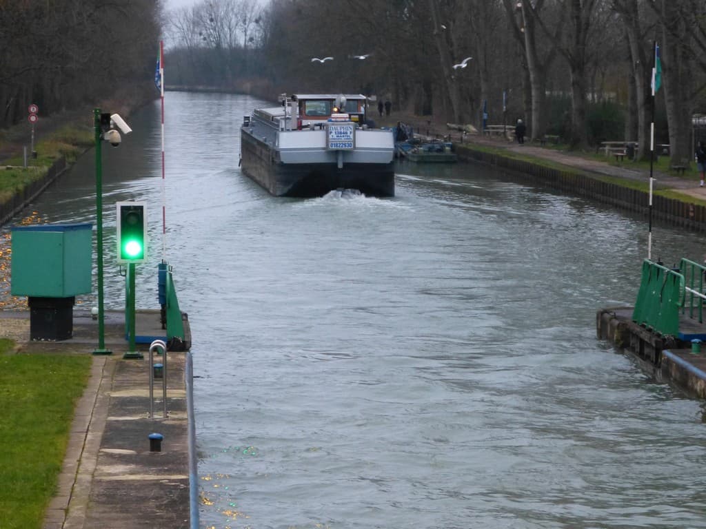 Sur le canal a Neuilly sur Marne