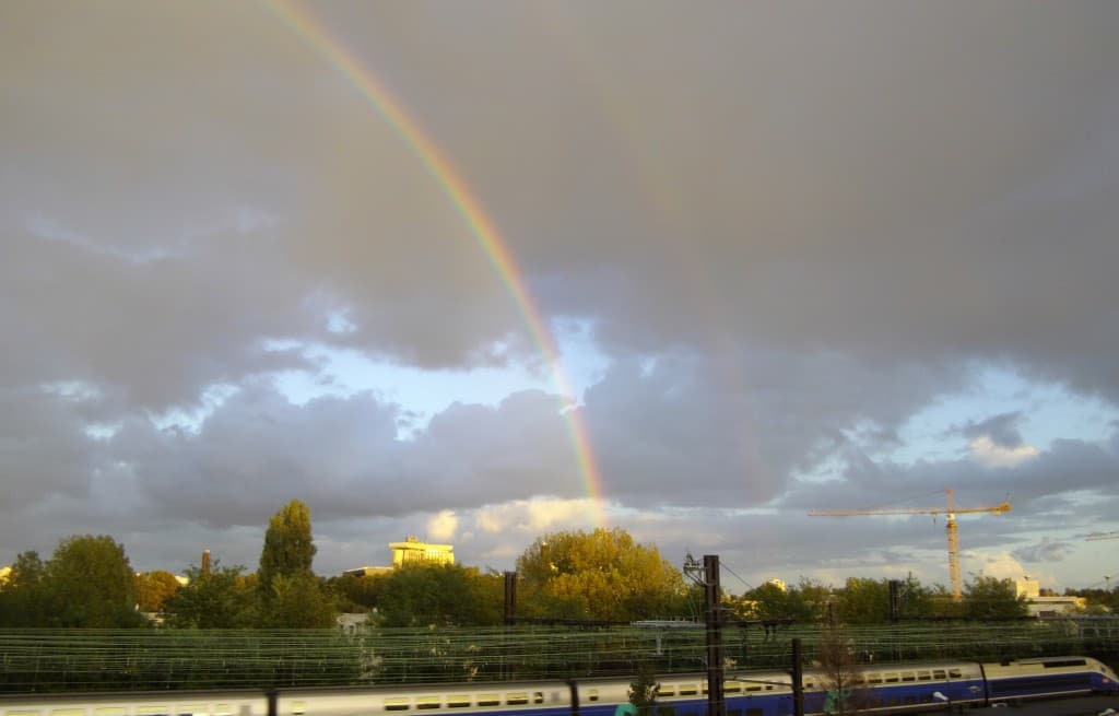 TGV sous arc en ciel