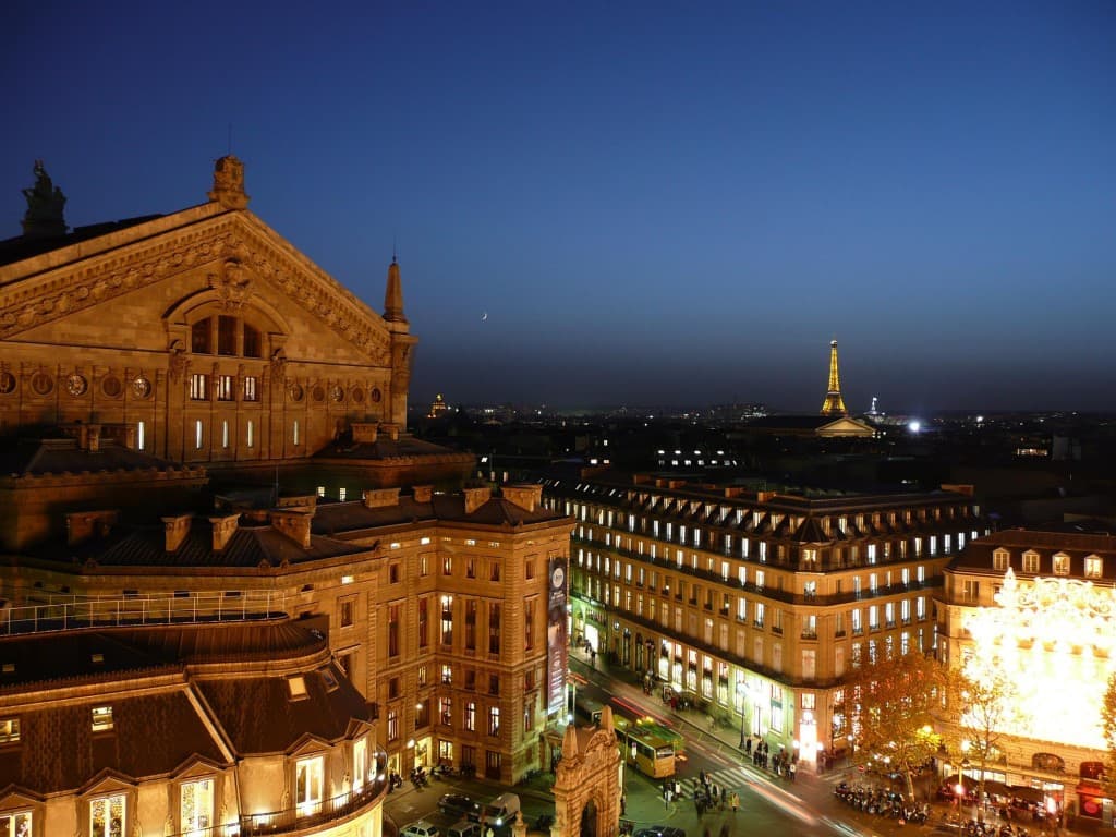 UNE NUIT A PARIS