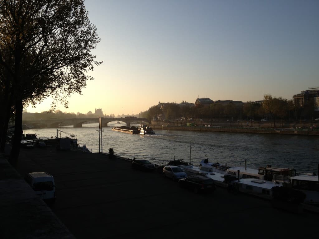 Une péniche remontte la seine