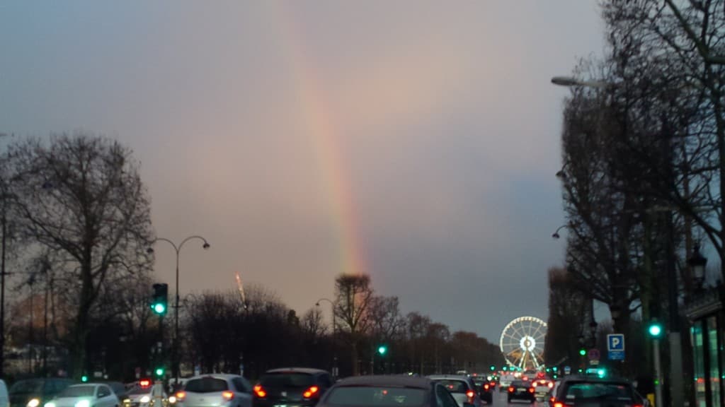 Arc en ciel sur les Champs-Elysees