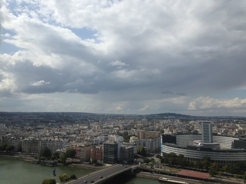 arrivée d'une petite averse sur Paris