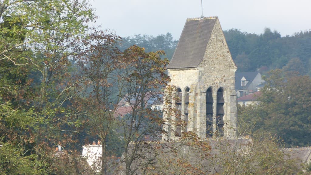 Clocher dans le lointain