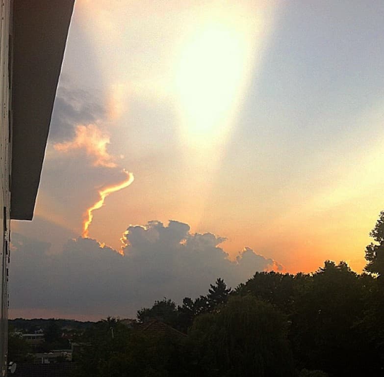 Coucher et nuages orageux