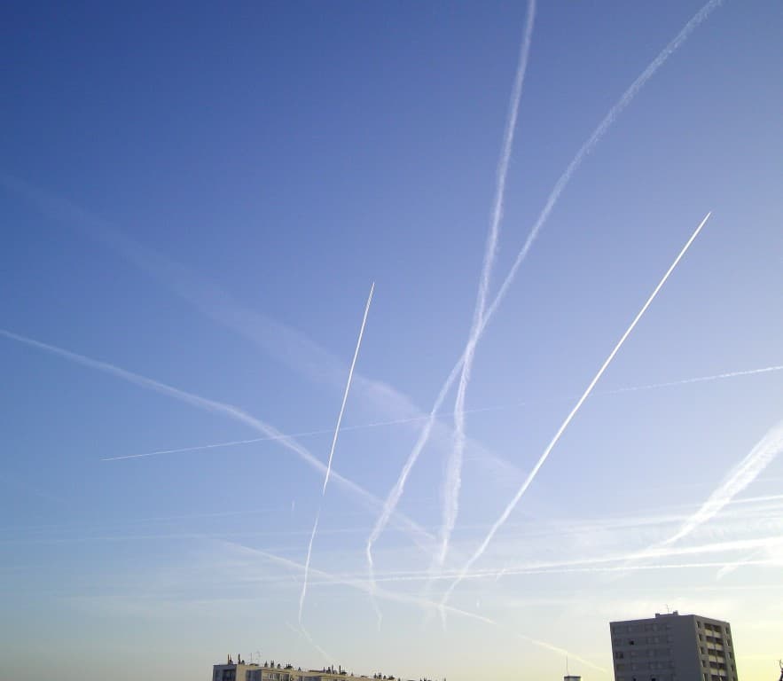 croisements du matin dans le ciel