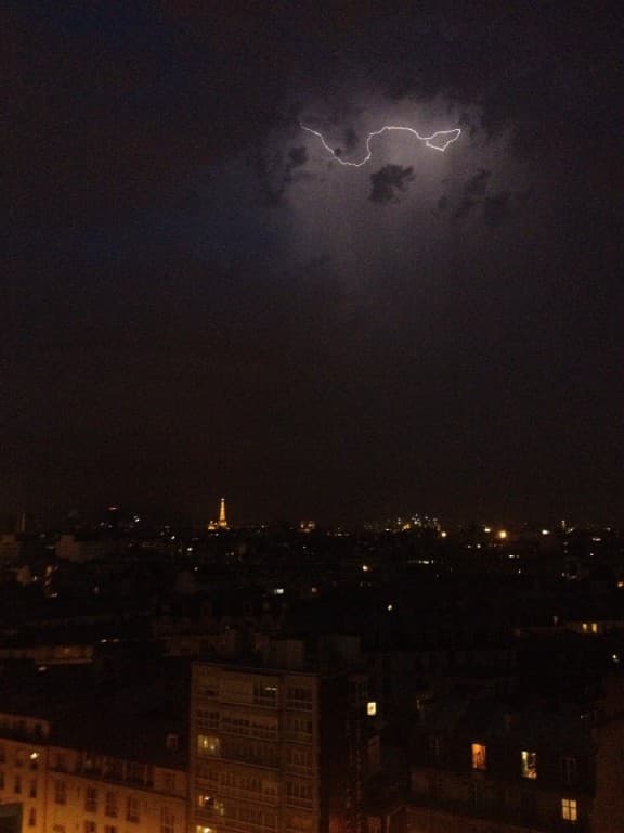 Et le ciel de Paris se fissure 