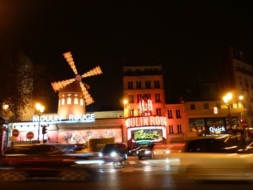 IL COULE DE L EAU SOUS LE MOULIN