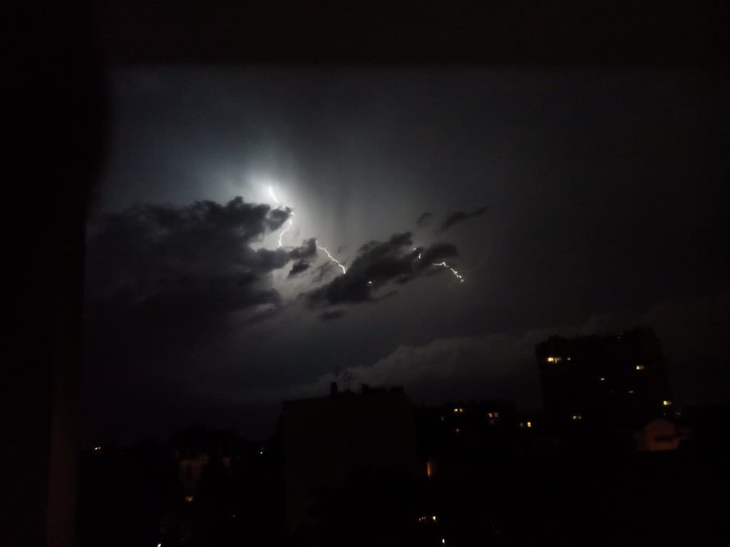 il saute de nuage en nuage