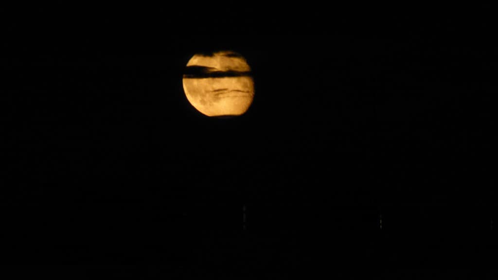 La lune a son écharpe de nuages