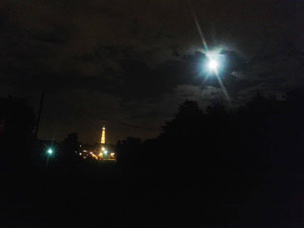 la lune apparaît entre les nuages
