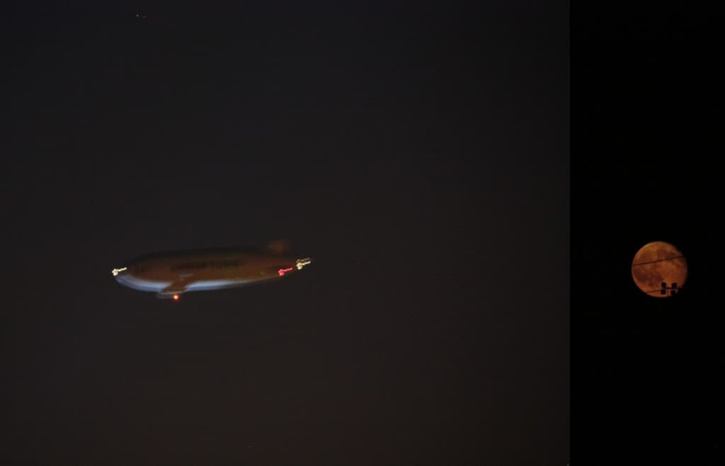 La lune et le dirigeable...