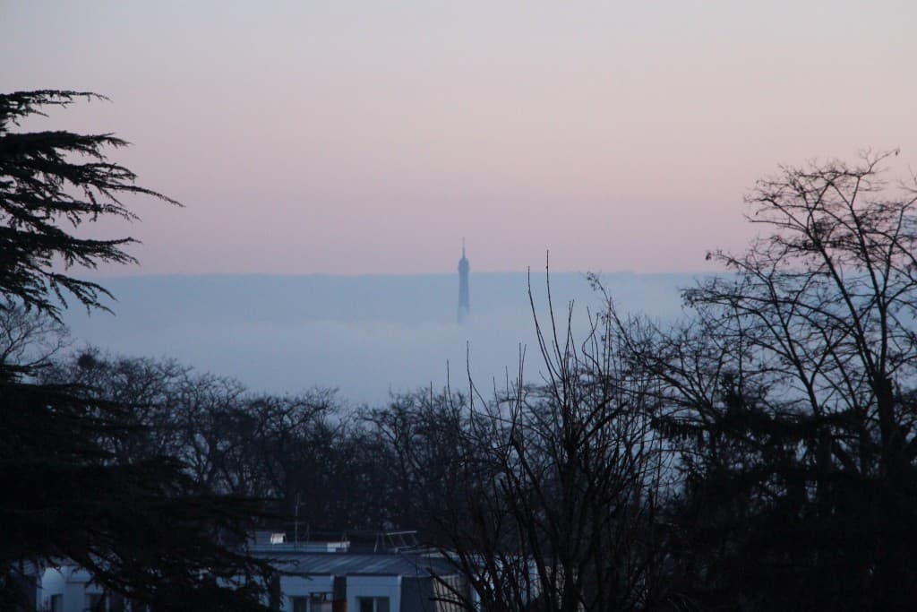 La Tour Eiffel sort des nuages