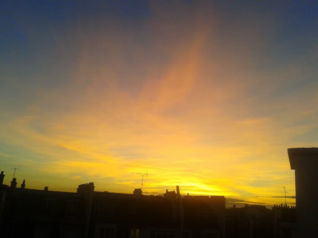 le ciel de Paris est couleur  feu ce soir