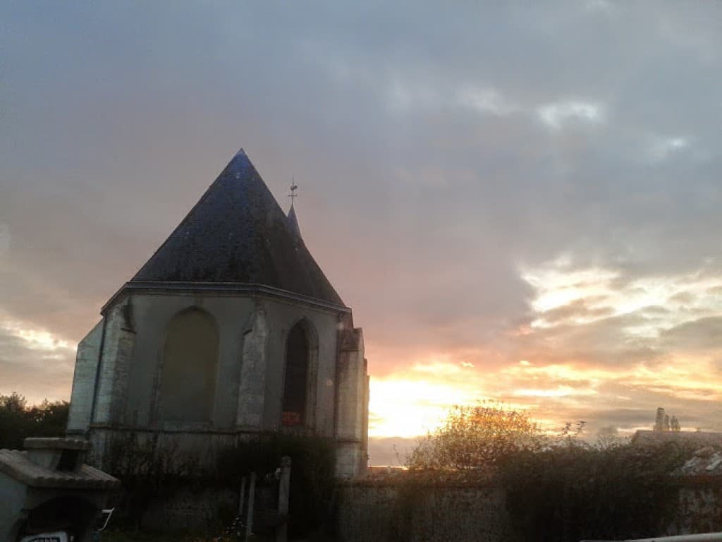  le soleil se couche derrière l'église