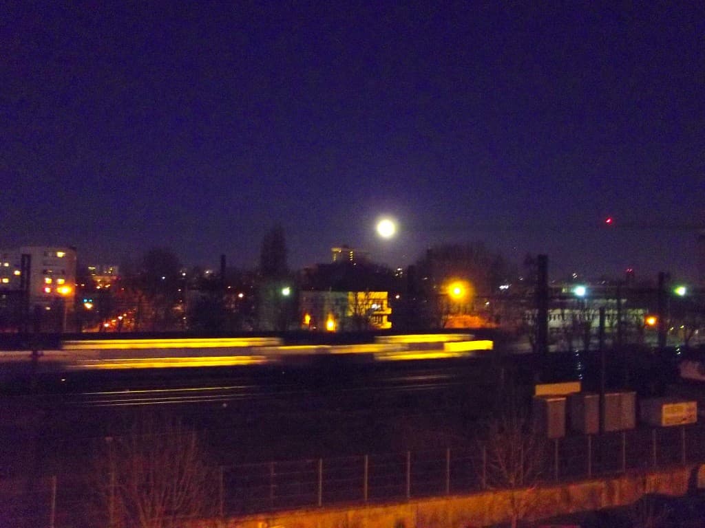 les éclairages rivalisent avec la lune