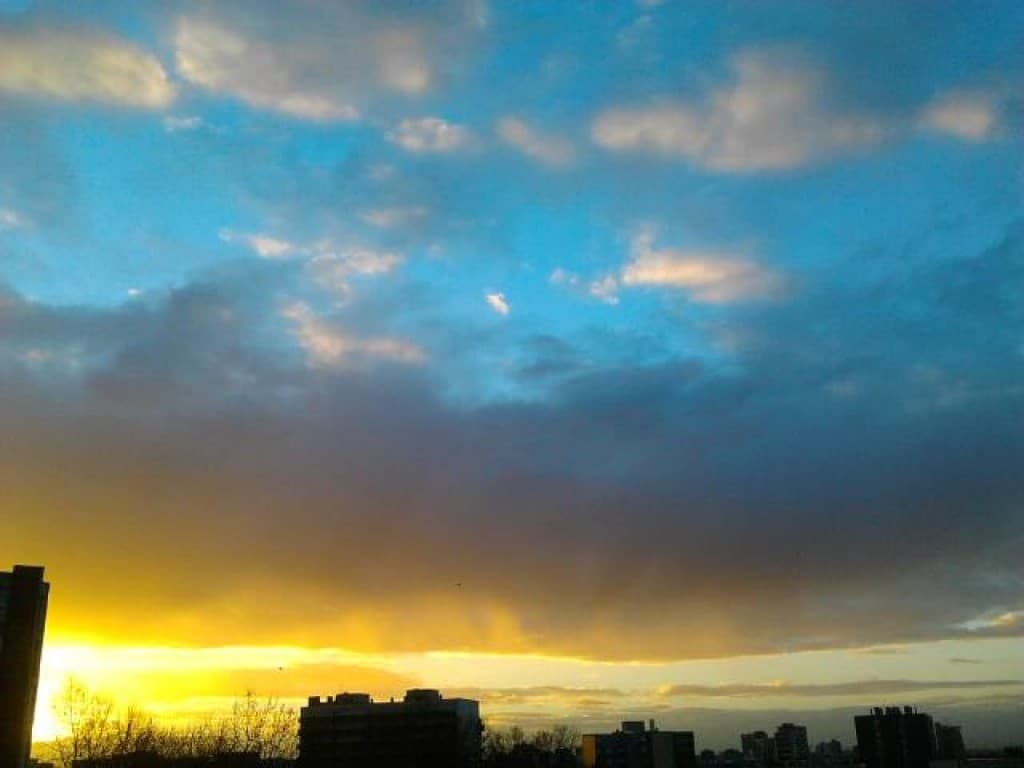 Lever du soleil or et bleu