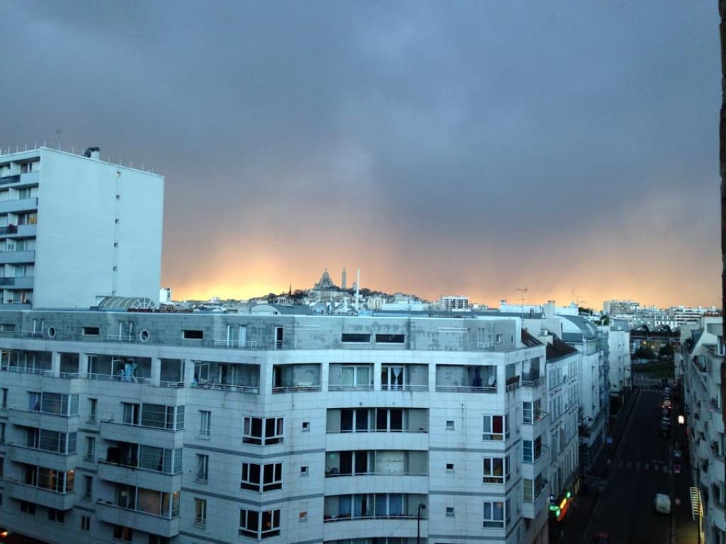 Montmarte en feu sous l'averse.