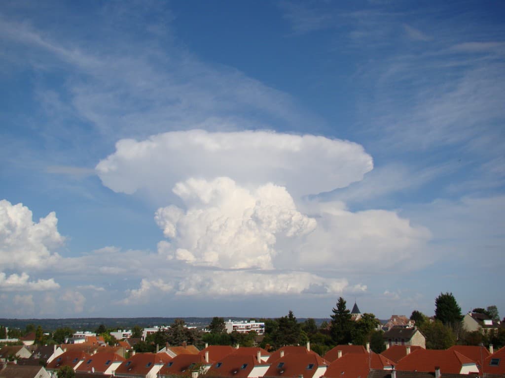 Nuage d'orage sur Paris