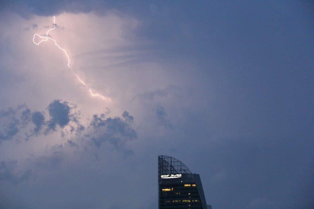 Orage arrivant vers la défense