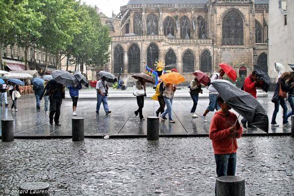PARIS SOUS LA PLUIE
