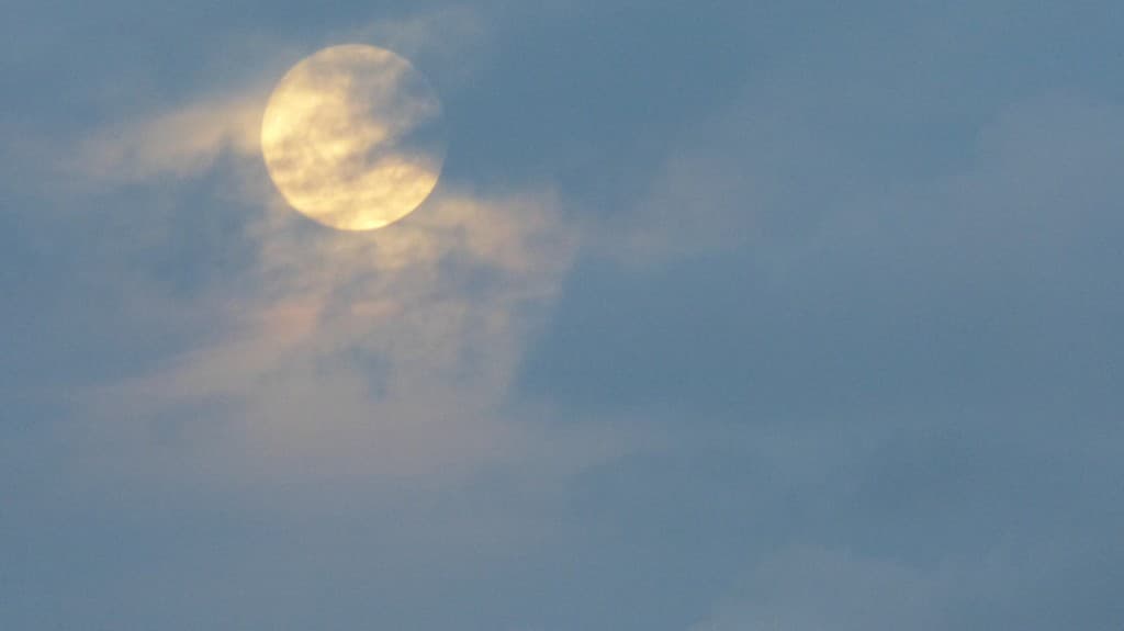 Pleine lune ennuagée