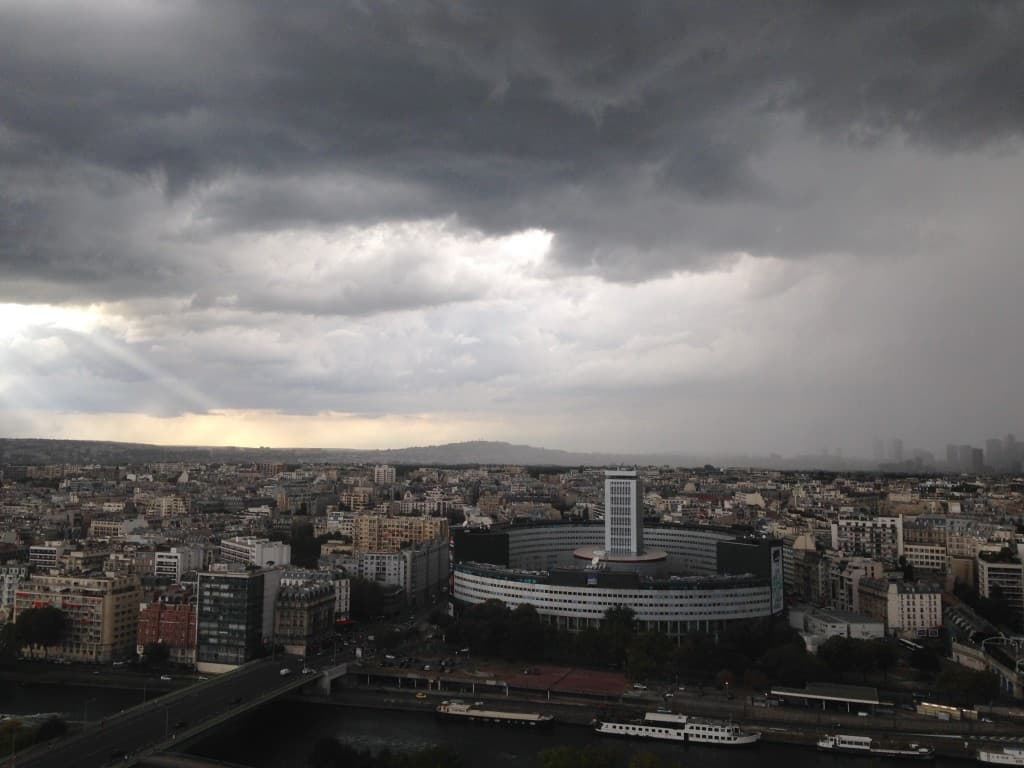Rideau de pluie sur la Défense 