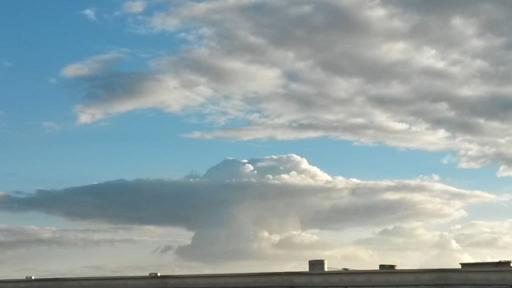 temps clair, juste un gros cumulonimbus