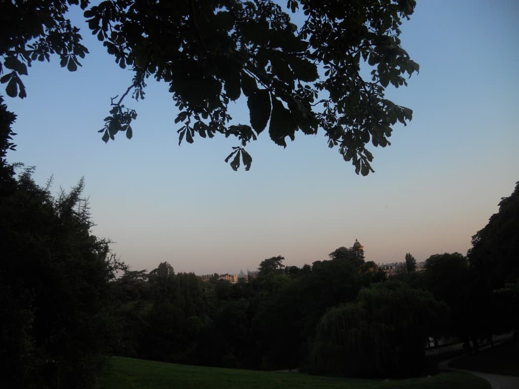 tôt le matin au parc des buttes chaumont