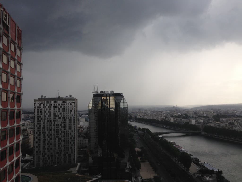 Une forte averse arrive sur Paris