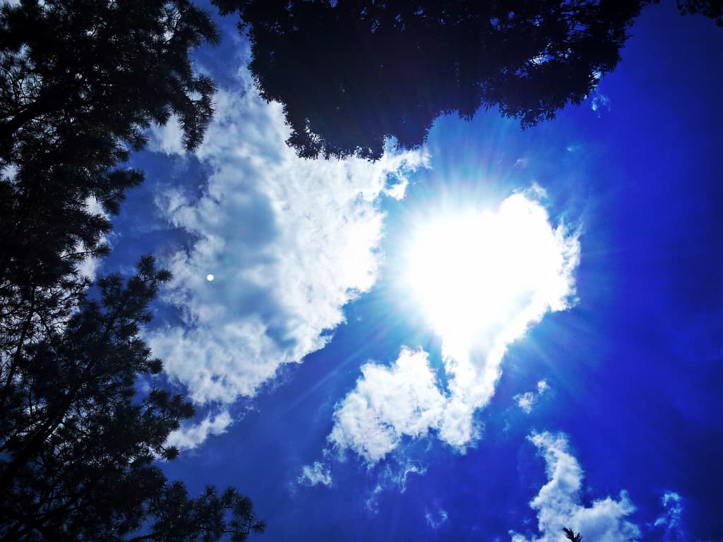15h, le soleil s'impose face aux nuages