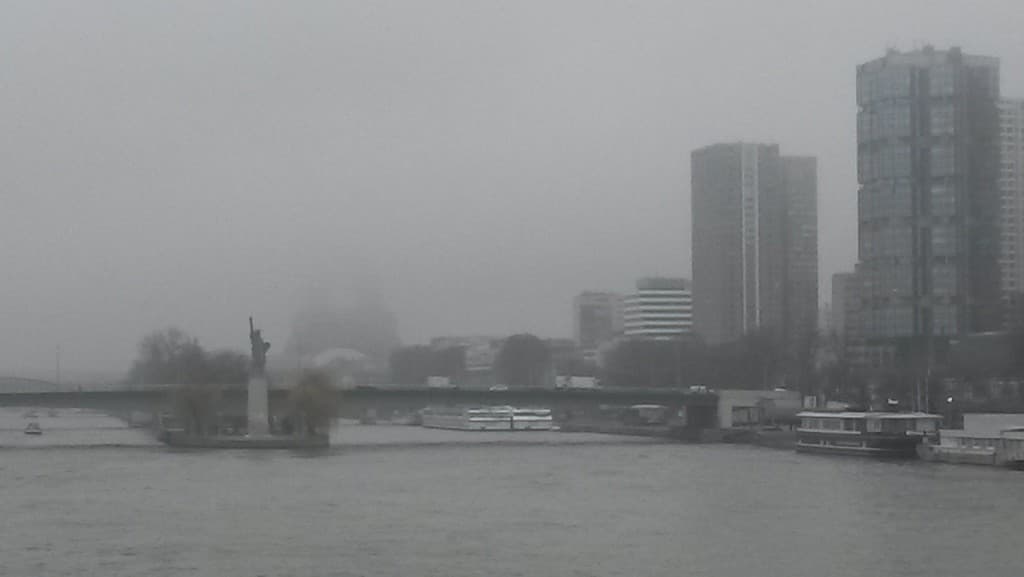 Brouillard matinal et dense