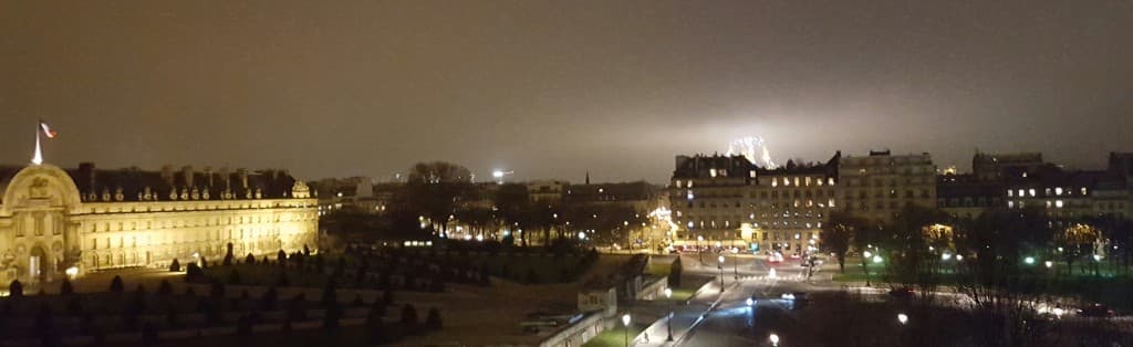 brouillard sur la tour eiffel