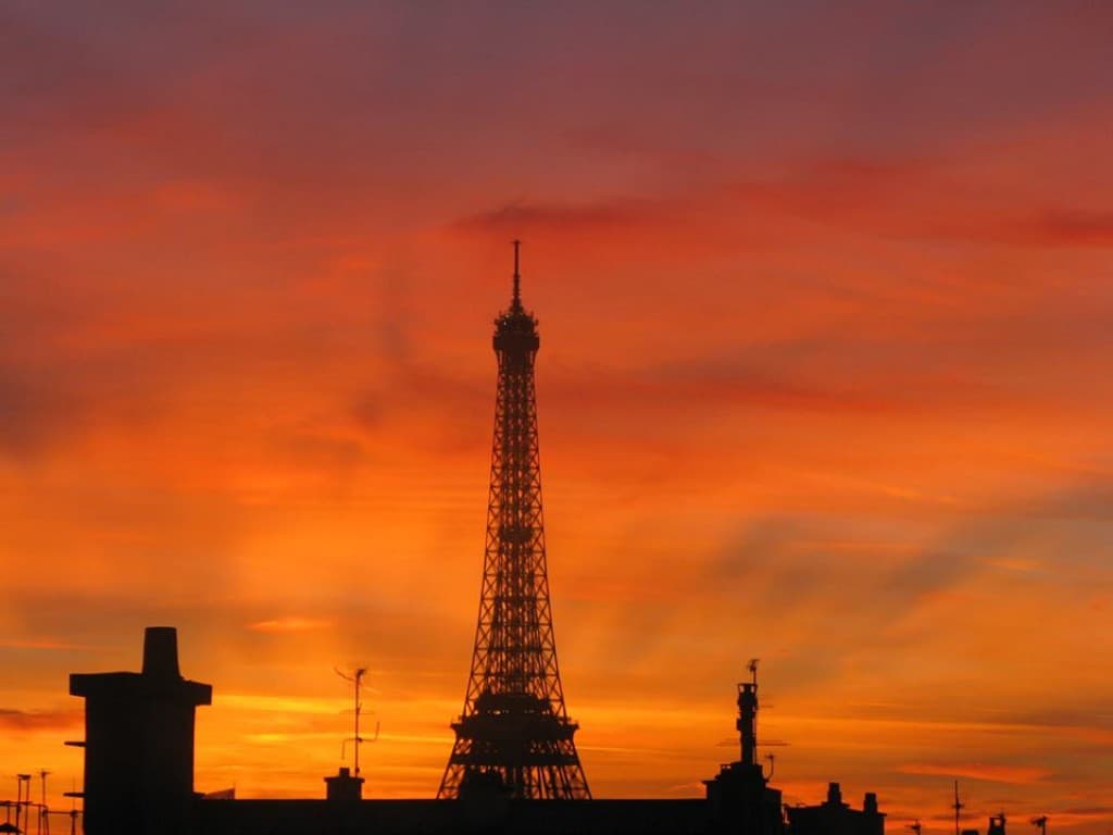 Ciel parisien au soleil couchant