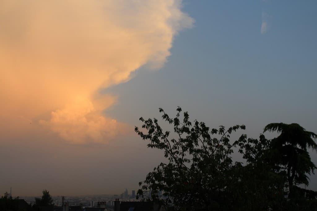Cumulonimbus au dessus de le défense