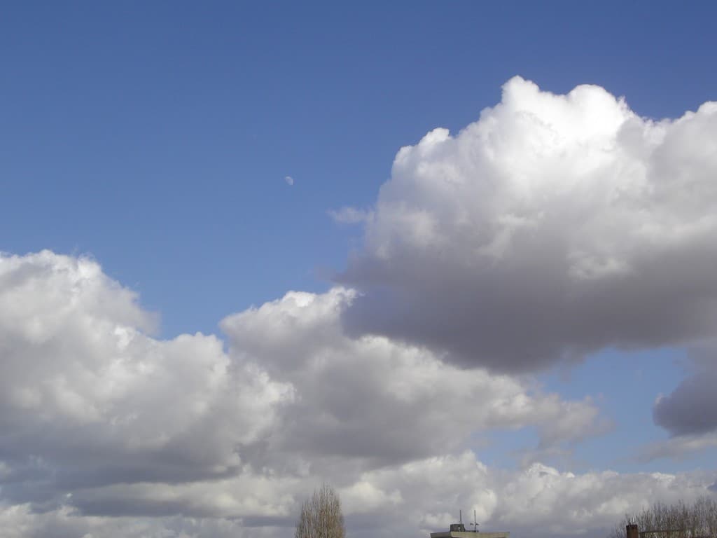 demie lune dans les nuages