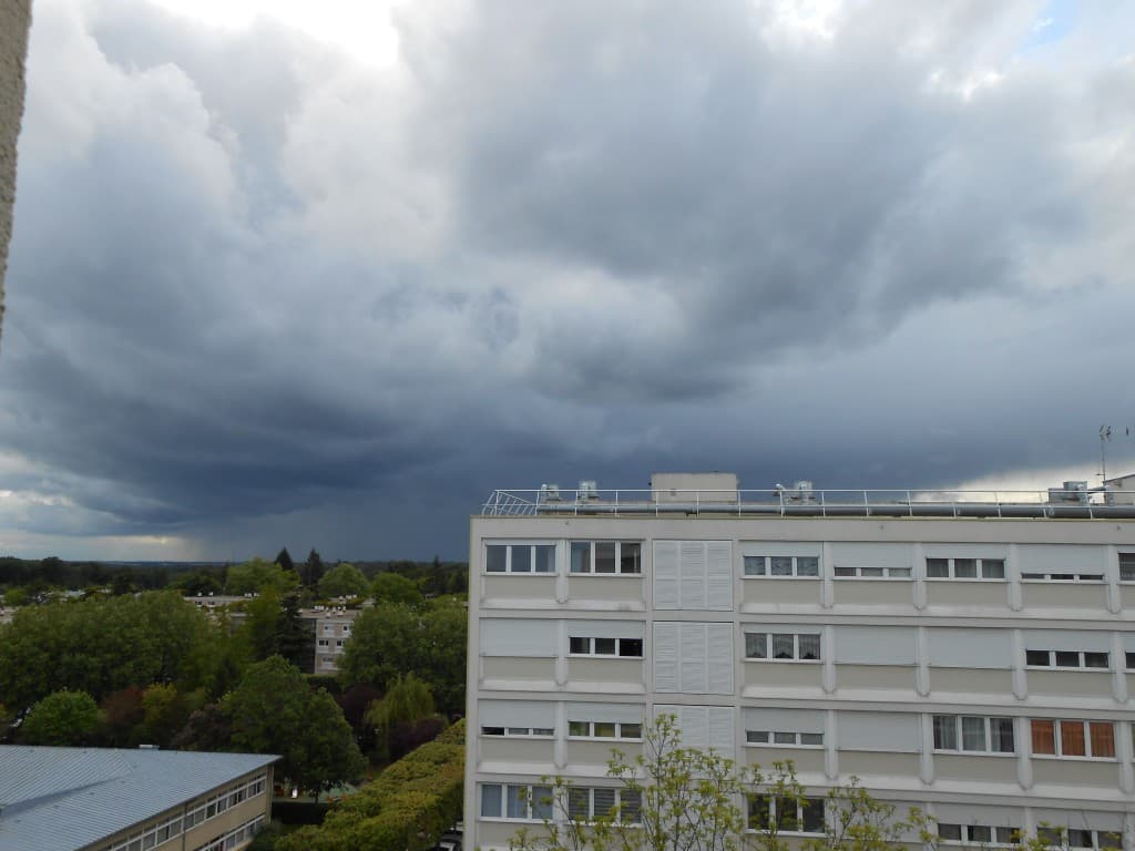 Gros nuages , averses en vue