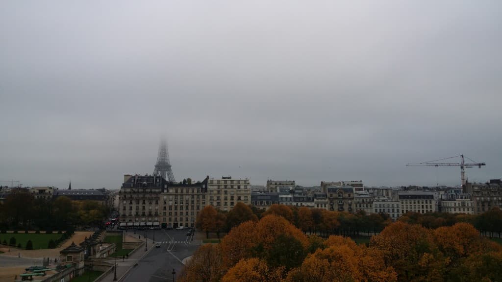 Invalides - la Tour eiffel dans les nuages
