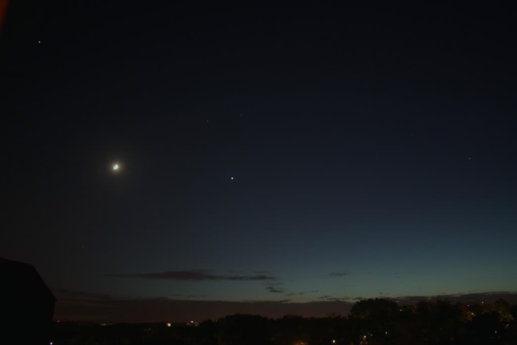 La lune entre Jupiter et Vénus